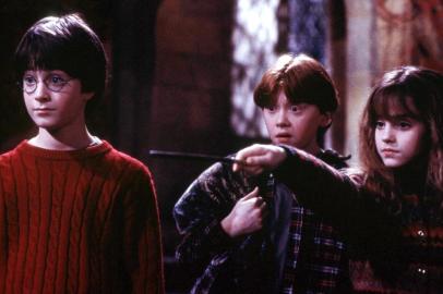 rom left, Daniel Radcliffe, Sean Biggerstaff and Emma Watson in a scene from the film, Harry Potter and the Sorcerers Stone.(NYT33) UNDATED -- Nov. 15, 2001 -- HARRY-POTTER-FILM-REVIEW-2 --  The world may not be ready yet for the film equivalent of books on tape, but this peculiar phenomenon has arrived in the form of the film adaptation of J.K. Rowlings Harry Potter and the Sorcerers Stone. From left, Daniel Radcliffe, Sean Biggerstaff and Emma Watson in a scene from the film. (Peter Mountain/Warner Brothers/The New York Times)**ONLY FOR USE WITH STORY ENTITLED HARRY-POTTER-FILM-REVIEW by Elvis Mitchell. **MAGS OUT -- NO SALES**#PÁGINA: 1FOTO NÃO PUBLICADA Fonte: New York Time Fotógrafo: Peter Mountain/Warner Brothers<!-- NICAID(809376) -->