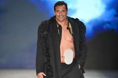 O ator Luciano Szafir com bolsa de estomia no desfile de Walerio Araujo na São Paulo Fashio Week 2021Foto: Marcelo Soubhia/FOTOSITE<!-- NICAID(14945274) -->