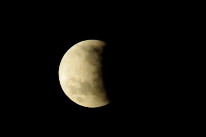 ECLIPSE LUNAR-TOLEDOPR - ECLIPSE LUNAR-TOLEDO PR - VARIEDADES - Na madrugada de 19 de novembro, nesta sexta-feira, ocorreu o segundo e último eclipse lunar de 2021, sendo o único parcial deste ano; a lua estará na sua fase cheia, com 97,42%. Além do Brasil, o evento pode ser visto em diversos pontos do mundo, como América do Norte, Austrália e partes da Ásia e Europa. O eclipse durou cerca de 3h28m e foi o mais longo dos últimos 580 anos. 19/11/2021 - Foto: GISELE PIMENTA/FRAMEPHOTO/FRAMEPHOTO/ESTADÃO CONTEÚDOEditoria: VARIEDADESLocal: TOLEDOIndexador: GISELE PIMENTAFonte: FRAMEPHOTOFotógrafo: FRAMEPHOTO<!-- NICAID(14945360) -->