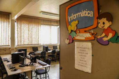 PORTO ALEGRE, RS, BRASIL - 19/11/2021A Escola Imperatriz Leopoldina foi notificada pela Secretária de Educação do Estado sobre a possibilidade de o terreno da escola ser vendido para uma instituição privada de ensino. Tem uma petição pública pedindo que isso não aconteça. Vamos conversar com representantes da instituição e pais para entender a situação.<!-- NICAID(14945850) -->