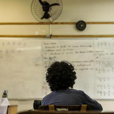 PORTO ALEGRE, RS, BRASIL - 19/11/2021A Escola Imperatriz Leopoldina foi notificada pela Secretária de Educação do Estado sobre a possibilidade de o terreno da escola ser vendido para uma instituição privada de ensino. Tem uma petição pública pedindo que isso não aconteça. Vamos conversar com representantes da instituição e pais para entender a situação.<!-- NICAID(14945867) -->