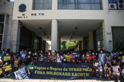 PORTO ALEGRE, RS, BRASIL - 2021.11.20 - Após o hiato do ano passado devido à pandemia, a tradicional foto das negras e dos negros da UFRGS volta a ocorrer presencialmente. (Foto: André Ávila/ Agência RBS)<!-- NICAID(14946331) -->