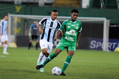 CHAPECOENSE E GRÊMIO CAMPEONATO BRASILEIRO SÉRIE ASC - CHAPECOENSE-GRÊMIO-CAMPEONATO-BRASILEIRO-SÉRIE-A - ESPORTES - Lance durante partida entre Chapecoense e Grêmio, válido pelo Campeonato Brasileiro Série A, realizado na cidade Chapecó, SC, neste sábado, 20. 20/11/2021 - Foto: TARLA WOLSKI/FUTURA PRESS/FUTURA PRESS/ESTADÃO CONTEÚDOEditoria: ESPORTESLocal: CHAPECOIndexador: TARLA WOLSKIFotógrafo: FUTURA PRESS<!-- NICAID(14946398) -->