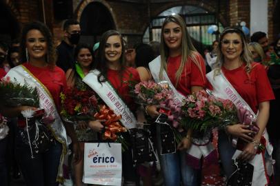 CAXIAS DO SUL, RS, BRASIL (20/11/2021)Concurso Mais Bela Comunitária volta a ser realizado após cinco anos em Caxias do Sul. Desfile coroou a representante dos bairros, Quésia Keslen Marques de Ávila, duas princesas Kayllane Lourenço de Oliveira, do bairro Cidade Industrial, e a segunda princesa Tainá Ferreira, e Miss Simpatia, Vitória Fernandes Pauletti. (Antonio Valiente/Agência RBS)<!-- NICAID(14946538) -->