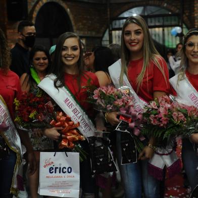 CAXIAS DO SUL, RS, BRASIL (20/11/2021)Concurso Mais Bela Comunitária volta a ser realizado após cinco anos em Caxias do Sul. Desfile coroou a representante dos bairros, Quésia Keslen Marques de Ávila, duas princesas Kayllane Lourenço de Oliveira, do bairro Cidade Industrial, e a segunda princesa Tainá Ferreira, e Miss Simpatia, Vitória Fernandes Pauletti. (Antonio Valiente/Agência RBS)<!-- NICAID(14946538) -->