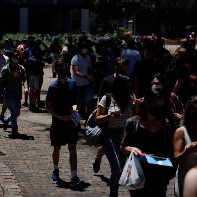 21/11/2021 - PORTO ALEGRE, RS - Primeiro dia de prova do ENEM, que teve redação e ciências humanas. Na imagem, movimentação na PUCRS. FOTO: Anselmo Cunha / Agência RBS<!-- NICAID(14946858) -->