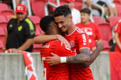 O centroavante Matheus Cadorini (D) comemora com o lateral-esquerdo Thauan Lara o primeiro gol do Inter contra o São Paulo no Beira-Rio, no jogo de ida das finais do Campeonato Brasileiro sub-20.<!-- NICAID(14946884) -->