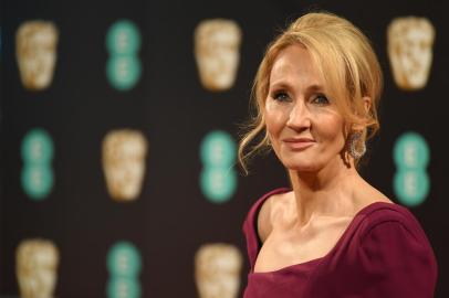 British author J. K. Rowling poses upon arrival at the BAFTA British Academy Film Awards at the Royal Albert Hall in London on February 12, 2017. (Photo by Justin TALLIS / AFP)Editoria: ACELocal: LondonIndexador: JUSTIN TALLISSecao: cinemaFonte: AFPFotógrafo: STF<!-- NICAID(14638037) -->