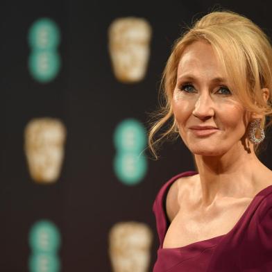 British author J. K. Rowling poses upon arrival at the BAFTA British Academy Film Awards at the Royal Albert Hall in London on February 12, 2017. (Photo by Justin TALLIS / AFP)Editoria: ACELocal: LondonIndexador: JUSTIN TALLISSecao: cinemaFonte: AFPFotógrafo: STF<!-- NICAID(14638037) -->