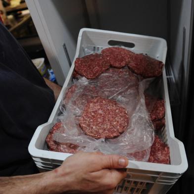 CAXIAS DO SUL, RS, BRASIL (19/11/2021)Lanchonetes sofrem os efeitos da operação do MP contra a venda ilegal de carne de cavalo. Na foto, Brice´s Burguer. (Antonio Valiente/Agência RBS)<!-- NICAID(14945644) -->