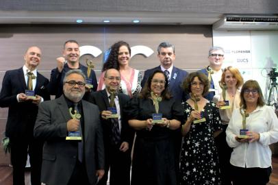 A Associação Riograndense de Imprensa (ARI) Serra Gaúcha realizou, em parceria com a Câmara de Indústria, Comércio e Serviços de Caxias do Sul (CIC Caxias), a entrega do 13º Troféu ARI Serra Gaúcha. A homenagem ocorreu no palco da reunião-almoço da CIC desta segunda-feira (22), em cerimônia marcada pela descontração e alegria do reencontro depois de um ano sem realizar o evento. Nove profissionais de Caxias do Sul e Região foram reconhecidos por suas trajetórias profissionais na Comunicação Social. Foram homenageados João Pulita, em Jornalismo Digital e Impresso, Janete Kriger, em Jornalismo Audiovisual, Edgar Vaz, em Radiojornalismo, Fabiana de Lucena, em Assessoria de Imprensa, Marco Aurélio Verdi, em Arte e Design, Igor Luchese, em Publicidade e Propaganda, Cátia Laner, em Relações Públicas, Fabrício Carpinejar - troféu recebido por Francesca Romani - como Destaque Nacional, e Fabiano Vergani, na categoria Contribuição à Comunicação.<!-- NICAID(14947347) -->