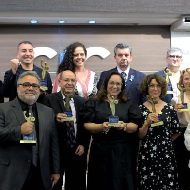 A Associação Riograndense de Imprensa (ARI) Serra Gaúcha realizou, em parceria com a Câmara de Indústria, Comércio e Serviços de Caxias do Sul (CIC Caxias), a entrega do 13º Troféu ARI Serra Gaúcha. A homenagem ocorreu no palco da reunião-almoço da CIC desta segunda-feira (22), em cerimônia marcada pela descontração e alegria do reencontro depois de um ano sem realizar o evento. Nove profissionais de Caxias do Sul e Região foram reconhecidos por suas trajetórias profissionais na Comunicação Social. Foram homenageados João Pulita, em Jornalismo Digital e Impresso, Janete Kriger, em Jornalismo Audiovisual, Edgar Vaz, em Radiojornalismo, Fabiana de Lucena, em Assessoria de Imprensa, Marco Aurélio Verdi, em Arte e Design, Igor Luchese, em Publicidade e Propaganda, Cátia Laner, em Relações Públicas, Fabrício Carpinejar - troféu recebido por Francesca Romani - como Destaque Nacional, e Fabiano Vergani, na categoria Contribuição à Comunicação.<!-- NICAID(14947347) -->