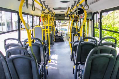 O projeto Ônibus sem Catraca começa a ser operado a partir de hoje em Caxias do Sul. Conforme a  Secretaria Municipal de Trânsito, um ônibus do transporte coletivo urbano atenderá a comunidade sem estar equipado com catraca. O teste será de 30 dias. A ideia é proporcionar novas experiências e facilitar o acesso dos passageiros ao veículo. A novidade poderá ser conferida no ônibus da Visate prefixo 241, na linha 98 _ Panazzolo / Vila Verde. De acordo com a secretaria, o veículo já está identificado e adesivado.<!-- NICAID(14947611) -->