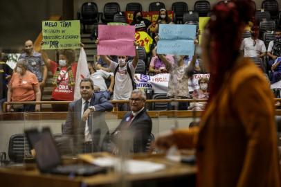 PORTO ALEGRE, RS, BRASIL,  22/11/2021-Manifestantes levam cartazes de protesto durante sessão da Câmara de Vereadores, onde será discutido projeto sobre a política de isenção de passagem de ônibus. Foto: Marco Favero / Agencia RBS<!-- NICAID(14947696) -->