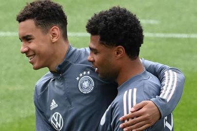 (FILES) In this file photo taken on June 05, 2021 (LtoR) Germanys midfielder Jamal Musiala and midfielder Serge Gnabry attend a training session in Seefeld, Austria, ahead of the European football championship 2020-2021. - After unvaccinated national player and Bayern midfielder Joshua Kimmich, his teammates Serge Gnabry, Jamal Musiala, Eric Maxim Choupo-Moting and Michael Cuisance also have to quarantine in consultation with the responsible health authorities, Bayern Munich announced on November 21, 2021, two days before the Champions League match against Dynamo Kiev. (Photo by Christof STACHE / AFP)Editoria: SPOLocal: Seefeld in TirolIndexador: CHRISTOF STACHESecao: soccerFonte: AFPFotógrafo: STR<!-- NICAID(14947856) -->