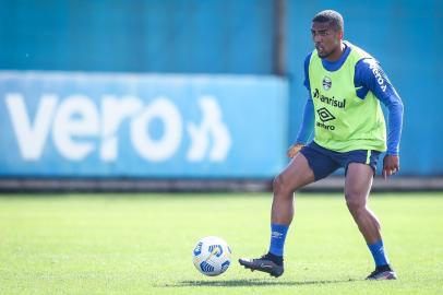 RS - FUTEBOL/TREINO GREMIO - ESPORTES - Jogadores do Gremio realizam treino durante a tarde deste domingo, na preparação para o Campeonato Brasileiro 2021. FOTO: LUCAS UEBEL/GREMIO FBPANa foto: Douglas Costa