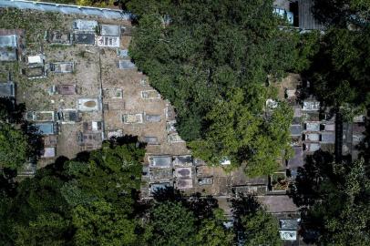 PORTO ALEGRE, RS - 19/11/2021 - O cemitério municipal da Tristeza, na zona sul, e os arredores da região do Sétimo Céu, no bairro Tristeza. (Foto: ANDRÉ ÁVILA/ Agência RBS)<!-- NICAID(14945666) -->