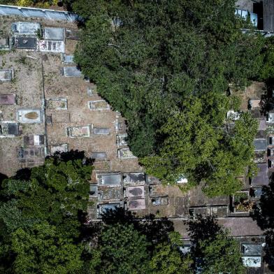 PORTO ALEGRE, RS - 19/11/2021 - O cemitério municipal da Tristeza, na zona sul, e os arredores da região do Sétimo Céu, no bairro Tristeza. (Foto: ANDRÉ ÁVILA/ Agência RBS)<!-- NICAID(14945666) -->