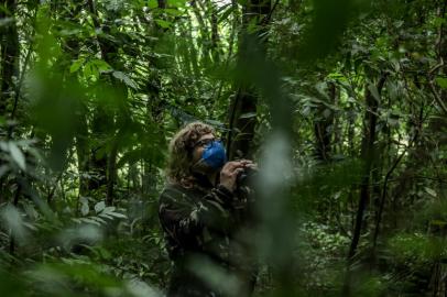 PORTO ALEGRE, RS, BRASIL - 18/11/2021Augusto Pötter, tem 15 anos, mas já observa aves há mais de cinco. O adolescente inclusive já guiou grupos de observação lá no Jardim Botânico.<!-- NICAID(14944918) -->