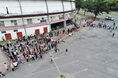 PORTO ALEGRE, RS, BRASIL,  23/11/2021- Centenas de pessoas formam fila para retirada do Cartão Cidadão no Gingantinho. Pessoas chegaram à noite passada para retirada do Cartão Cidadão no Gigantinho. Foto: Lauro Alves  / Agencia RBS<!-- NICAID(14948255) -->