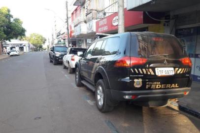 São Borja/RS ¿ A Polícia Federal deflagrou nesta manhã (23/11), a Operação Peculium, para desarticular organização criminosa dedicada à prática de crimes contra o sistema financeiro nacional e lavagem de dinheiro. A ação mobiliza 70 policiais federais para o cumprimento de 60 ordens judiciais, no município de São Borja. Foram cumpridos 15 mandados de busca e apreensão, seis mandados de prisão, sequestro de 14 veículos, 11 imóveis e o bloqueio judicial de até 21 milhões de reais em contas bancárias vinculadas a 13 pessoas físicas e empresas. Também são executadas 14 medidas cautelares diversas, como monitoramento por dispositivo eletrônico (tornozeleira), retenção de passaporte e apresentação periódica à Justiça Federal.<!-- NICAID(14948610) -->