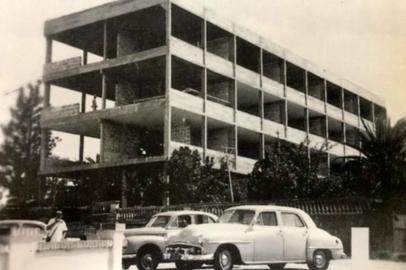 Prédio atual em construção em 1954.<!-- NICAID(14948632) -->