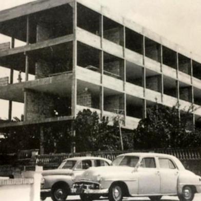 Prédio atual em construção em 1954.<!-- NICAID(14948632) -->