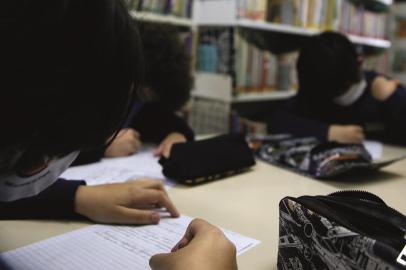 alunos em sala de aula. foto usada no guia da escola, caderno comercial.Foto: Felix Zucco/ Agência RBS<!-- NICAID(14878103) -->