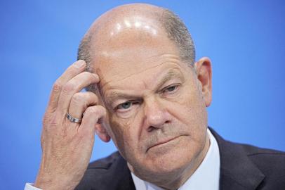 German Finance Minister and candidate for Chancellor Olaf Scholz addresses a press conference following a video meeting with the heads of government of Germanys federal states at the Chancellery in Berlin on November 18, 2021. - The Chancellor met with the regional leaders to discuss the ongoing Covid-19 pandemic. (Photo by Michael Kappeler / POOL / AFP)<!-- NICAID(14949449) -->