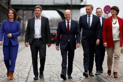 (L-R) Co-leader of Germanys The Greens (Die Gruenen) party Annalena Baerbock, co-leader of Germanys The Greens (Die Gruenen) party Robert Habeck, German Finance Minister, Vice-Chancellor and the Social Democrats (SPD) candidate for Chancellor Olaf Scholz, Germanys Free Democratic Party (FDP) leader Christian Lindner, Secretary general of the Free Democratic Party (FDP) Volker Wissing and Germanys Social Democratic SPD party co-leader Saskia Esken arrive to pose for a group photo on November 24, 2021 at Westhafen center in Berlin, after a final session of coalition talks. - Two months after the SPD beat Angela Merkels conservative CDU-CSU coalition in a general election, its negotiators put the finishing touches on the deal with the Social Democrats (SPD), the Greens and liberal Free Democrats (FDP) that will install outgoing Finance Minister Olaf Scholz (SPD), 63, as chancellor. (Photo by Odd ANDERSEN / AFP)<!-- NICAID(14949506) -->