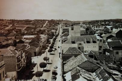 Av. Júlio de Castilhos em direção à Borges de Medeiros e Alfredo Chaves, com o prédio do antigo City Hotel (Edifício Kalil Sehbe), onde situava-se a Rádio Caxias. Em frente, à esquerda, os prédios da Livraria Rossi e do Edifício da Família Zatti.<!-- NICAID(14944499) -->