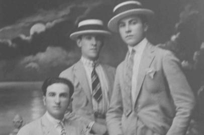 Os irmãos Firmino, Dinarte e Otoni Minghelli em finais dos anos 1920, em foto do Studio Calegari.<!-- NICAID(14949179) -->