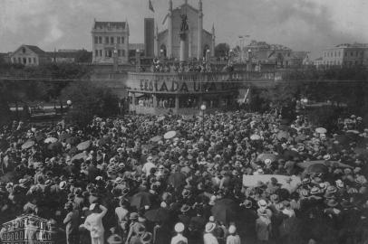 Abertura da Festa da Uva de 1932, na Praça Dante Alighieri. Neste dia, 28 de fevereiro de 1932, Rádio Gaúcha (Rádio Sociedade Gaúcha) transmitiu o evento de forma pioneira, usando os telefones da Companhia Telefônica Riograndense. Participaram da transmissão Nilo Rushel, Bolivar da Fontoura e Ernani Ruschel, pioneiros do rádio no RS.<!-- NICAID(14948711) -->