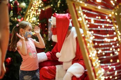 PORTO ALEGRE, RS, BRASIL - 2021.11.23 - A pandemia modificou a forma como o Papai Noel recebe as crianças nos shoppings da Capital. Na foto: Livia Meurer 5 anos, Iguatemi (Foto: ANDRÉ ÁVILA/ Agência RBS)Indexador: Andre Avila<!-- NICAID(14949611) -->