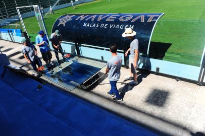 CAXIAS DO SUL, RS, BRASIL, 24/11/2021. Divisórias de vidro estão sendo colocadas nas arquibancadas do estádio Alfredo Jaconil. Elas irão substituir o alambrado que existia na área das sociais. (Porthus Junior/Agência RBS)<!-- NICAID(14949863) -->