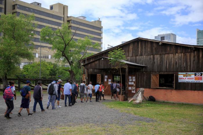 Governo do RS atende 300 pessoas diariamente no Pop Rua RS com café da manhã, almoço, café da tarde e jantar