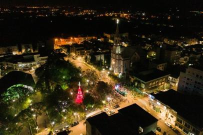 Neugebauer presenteia Arroio do Meio com árvore de Natal de 15 metros de altura <!-- NICAID(14949892) -->