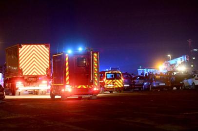 This photograph taken on November 24, 2021 shows fire trucks arriving at Calais harbour after 27 migrants died in the sinking of their boat off the coast of Calais. (Photo by FRANCOIS LO PRESTI / AFP)Editoria: POLLocal: CalaisIndexador: FRANCOIS LO PRESTISecao: migrationFonte: AFPFotógrafo: STR<!-- NICAID(14949950) -->