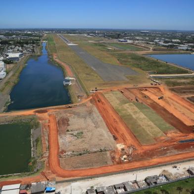 PORTO ALEGRE, RS, BRASIL,  24/11/2021- Obras de ampliações das pistas do aeroporto internacional salgado filho. Foto: Ronaldo Bernardi / Agencia RBS<!-- NICAID(14949736) -->