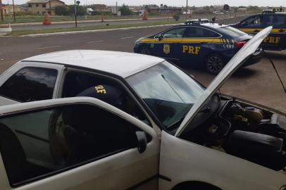 Dupla suspeita de abastecer veículo e fugir em Santa Catarina é presa pela PRF em Vacaria. Veículo com placas de Flores da Cunha foi interceptado pelos policiais na BR-116<!-- NICAID(14951104) -->