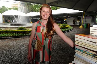 CAXIAS DO SUL, RS, BRASIL, 25/11/2021 - Montagem da Feira do livro, que tem como patrona a jornalista e escritora Alessandra Rech. NA FOTO: Alessandra Rech.(Marcelo Casagrande/Agência RBS)<!-- NICAID(14951060) -->