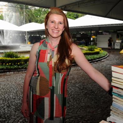 CAXIAS DO SUL, RS, BRASIL, 25/11/2021 - Montagem da Feira do livro, que tem como patrona a jornalista e escritora Alessandra Rech. NA FOTO: Alessandra Rech.(Marcelo Casagrande/Agência RBS)<!-- NICAID(14951060) -->