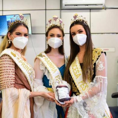 Nesta quinta-feira, dia 25 de novembro, celebra-se o Dia Nacional do Doador de Sangue. E para incentivar a comunidade caxiense a doar, a rainha da Festa da Uva 2022, Pricila Zanol e as princesas Bianca Fabro Ott e Bruna Mallmann estiveram no Hemocentro Regional de Caxias do Sul (Hemocs) nesta tarde. Na ocasião, apenas a princesa Bianca estava apta a doar.<!-- NICAID(14951129) -->