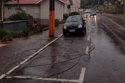 Em  Carlos Barbosa há relatos de falta de energia elétrica e queda de fios e galhos nas vias.  Também há informações de destalhamento de duas casas no bairro Aparecida e em Desvio Machado. <!-- NICAID(14951216) -->