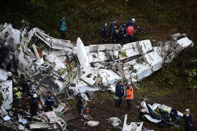 COLÔMBIA - 29-11-2016 - Members of the forensics team recover the bodies of victims of the LAMIA airlines charter plane crash in the mountains of Cerro Gordo, municipality of La Union, on November 29, 2016. A charter plane carrying the Chapecoense Real football team crashed in the mountains in Colombia late Monday, killing as many as 75 people, officials said. RAUL ARBOLEDA / AFPEditoria: DISLocal: La UniónIndexador: RAUL ARBOLEDASecao: transport accidentFonte: AFPFotógrafo: STR<!-- NICAID(12591792) -->