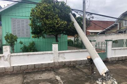 ***EM BAIXA***Árvore cai e derruba seis poste na Vila Elizabeth, zona norte de Porto Alegre. Duas casas foram atingidas e ninguém se feriu. Foto: Tiago Bitencourt / Agencia RBS<!-- NICAID(14951964) -->