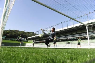 Treino do Juventude que se prepara para enfrentar o Cruzeiro-Poa pela Copa Laci Ughini, amanhã (19/10) em Porto Alegre. Na foto goleiro Jonatas defende chutte de Zulu.<!-- NICAID(7594268) -->