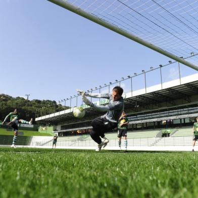 Treino do Juventude que se prepara para enfrentar o Cruzeiro-Poa pela Copa Laci Ughini, amanhã (19/10) em Porto Alegre. Na foto goleiro Jonatas defende chutte de Zulu.<!-- NICAID(7594268) -->