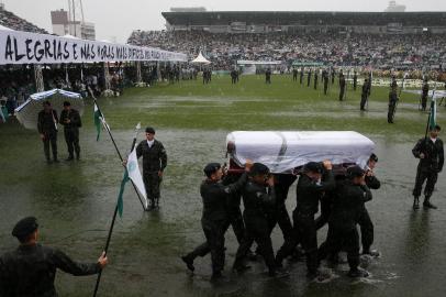 CHAPECÓ, SC, BRASIL, 03-12-2016. Chapecó deu um último adeus às vítimas do acidente da Chapecoense durante a cerimônia de homenagem na tarde deste sábado no estádio Arena Condá. Sob forte chuva, o velório teve duração de três horas e foi marcado por mensagens de gratidão e esperança. (MATEUS BRUXEL/AGÊNCIA RBS)<!-- NICAID(12600912) -->