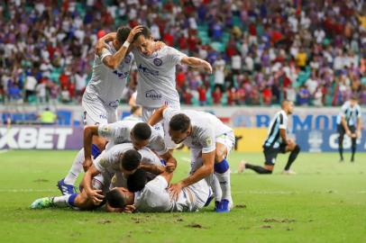 BAHIA X GRÊMIOBA - BRASILEIRÃO/BAHIA X GRÊMIO - ESPORTES - Jogadores do Bahia comemoram gol de  Mateus Bahia em partida contra o Grêmio válida pela   36ª rodada do Campeonato Brasileiro 2021, na Arena Fonte Nova, em Salvador, na noite   desta sexta-feira (26).   14/07/2021 - Foto: SAN JR/UAI FOTO/ESTADÃO CONTEÚDOEditoria: ESPORTESLocal: SALVADORIndexador: SAN JRFonte: UAI FotoFotógrafo: UAI FOTO<!-- NICAID(14952500) -->